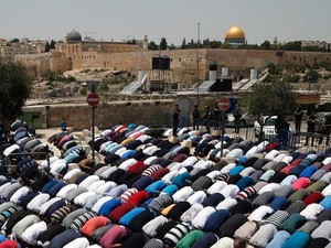 Israel Perketat Akses ke Masjid Al-Aqsa, Warga Palestina Salat di Jalan