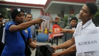 Dalam rekonstruksi penembakan, pelaku dan korban diperankan oleh pemeran pengganti dari kepolisan. 
