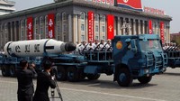 Bukan arak-arakan kostum menarik dengan musik  dalam parade ini. Parade yang dilaksanakan di Pyongyangs Kim Il Sung Square ini merupakan parade militer (Damir Sagolj/ REUTERS)
