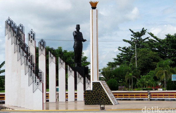 Tugu Soekarno menyimpan cerita mendalam tentang ide dan gagasan Soekarno. Sejarah mencatat, Kota Palangkaraya disiapkan oleh Soekarno atau yang akrab disapa Bung Karno sebagai calon ibukota Indonesia (Eduardo Simorangkir/detikcom) Tugu Soekarno menyimpan cerita mendalam tentang ide dan gagasan Soekarno. Sejarah mencatat, Kota Palangkaraya disiapkan oleh Soekarno atau yang akrab disapa Bung Karno sebagai calon ibukota Indonesia (Eduardo Simorangkir/detikcom)