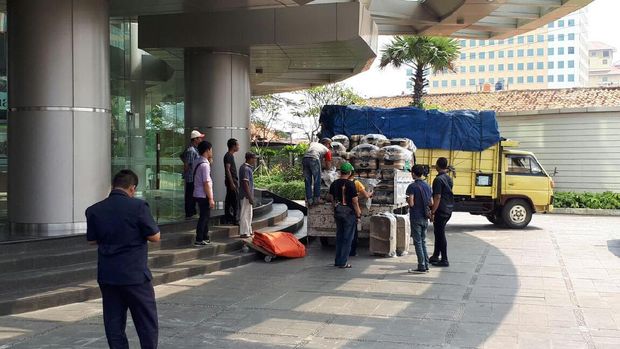 Operasionalnya Disetop, Kantor First Travel Didatangi Para Jemaah Umrah