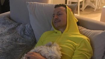 Chester yang tengah mengenakan kostum Pikachu tengah memeluk anjing kesayangannya. Foto: Chester Bennington
