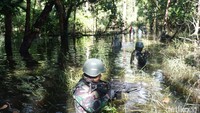 Boat lalu berhenti, kami harus masuk ke dalam air. Yonif Para Rider 503/MK dibekali persenjataan lengkap dan GPS, tugas mereka adalah memastikan agar tugu perbatasan MM 12.2 tidak bergeser (Afif/detikTravel)