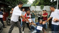 Adegan demi adegan diperagakan di depan SPBU Jalan Raya Daan Mogot, Cengkareng, Jakarta Barat.