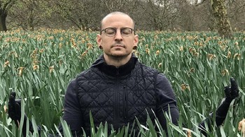 Sang vokalis Linkin Park ini sedang yoga di hamparan tumbuhan. Foto: Chester Bennington