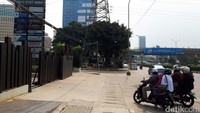 Para jemaah mendatangi kantor cabang First Travel di Gedung perkantoran GKM Tower, Jalan TB Simatupang, Jakarta Selatan, Sabtu (22/7/2017).