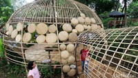 Beberapa pengunjung memasuki stand pameran yang dibuat unik.