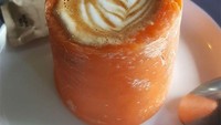 Kalau tidak ada gelas, manfaatkan saja wortel untuk minum kopi. Seperti kreasi unik ini. (Foto: Istimewa)