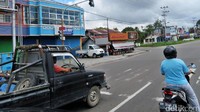 Sepanjang pinggir jalan kota pun masih belum ditemui banyak pembangunan yang masif.