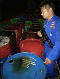 Drum berisi BBM ilegal yang diangkut kapal motor sungai diamankan Bakamla