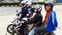 Sebagian jemaah datang dengan menggunakan sepeda motor.
