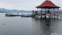 Foto: (Kurnia/detikTravel)Selain berenang, traveler bisa menyusuri danau naik kapal. Naiknya bisa dari dermaga di kawasan Wisma Pusri, Ogan Komering Ulu Selatan. Tujuannya beragam, seperti Pulau Marisa dan kolam air panas (Kurnia/detikTravel)