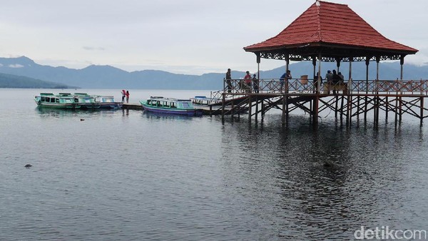 Foto: (Kurnia/detikTravel)Selain berenang, traveler bisa menyusuri danau naik kapal. Naiknya bisa dari dermaga di kawasan Wisma Pusri, Ogan Komering Ulu Selatan. Tujuannya beragam, seperti Pulau Marisa dan kolam air panas (Kurnia/detikTravel) Foto: (Kurnia/detikTravel)Selain berenang, traveler bisa menyusuri danau naik kapal. Naiknya bisa dari dermaga di kawasan Wisma Pusri, Ogan Komering Ulu Selatan. Tujuannya beragam, seperti Pulau Marisa dan kolam air panas (Kurnia/detikTravel)