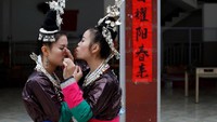 Para pengantin wanita akan menggunakan pakaian warna-warni dengan riasan tebal yang membuat mereka cantik. Tradisi ini sendiri telah berlangsung sejak 500 tahun yang lalu (Tyrone Siu/ Reuters)