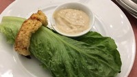 Tampilan unik caesar salad seperti buket. Benar-benar diluar bayangan. (Foto: Istimewa)