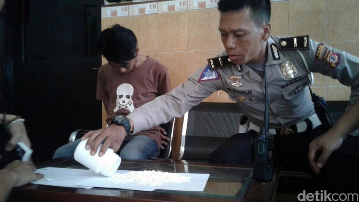 Bawa Ratusan Tramadol, Pemotor Ini Nyaris Tabrak Polisi di Sukabumi