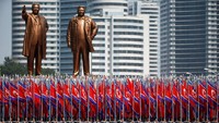Arak-arakan pemegang bendera berjajar dengan rapi. Hanya orang-orang pilihan yang bisa mengenakan seragam Korea Utara dan berdiri di arak-arakan ini (Damir Sagolj/ REUTERS)