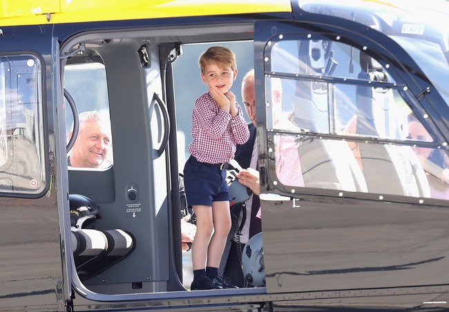 Naik helikopter jadi momen menyenangkan untuk George. Pangeran kecil ini terlihat tersenyum dan tak sabar saat naik helikopter. George bahkan mencoba berbagai peralatan pilot. Foto: Getty Images
