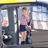 Naik helikopter jadi momen menyenangkan untuk George. Pangeran kecil ini terlihat tersenyum dan tak sabar saat naik helikopter. George bahkan mencoba berbagai peralatan pilot. Foto: Getty Images