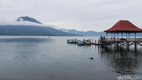 Danau Ranau yang sungguh luas begitu memanjakan mata. Ditambah lagi dengan pemandangan Gunung Seminung yang menjulang setinggi 1.880 mdpl di tepian danau (Kurnia/detikTravel)