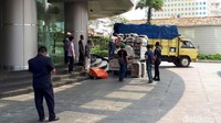 Di lokasi tampak sebuah mobil pick up dan sebuah truk yang mengangkut koper-koper berlogo First Travel. 