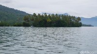 Pulau Marisa dilihat dari kejauhan. Pulau ini berada di tengah Danau Ranau (Kurnia/detikTravel)