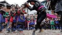 Tradisi ini berada di sebuah desa di barat daya China, yang bernama steal the chicken at the drum tower. Tepatnya di Gantuan, Provinsi Guizhou (Tyrone Siu/ Reuters)