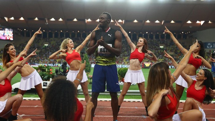 Ketika Usain Bolt Dikelilingi Cheerleader Seksi di Garis Finis