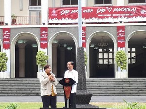 Canda Mahasiswa Tagih Sepeda ke Jokowi Usai Jawab Kuis di UGM