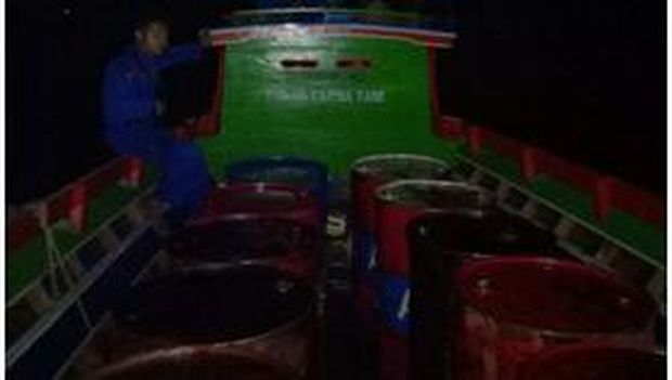 Drum berisi BBM ilegal yang diangkut kapal motor sungai diamankan Bakamla