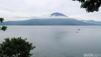 Danau Ranau berada di perbatasan Kabupaten Lampung Barat, Lampung dan Ogan Komering Ulu Selatan, Sumatera Selatan. Luasnya mencapai sekitar 125,9 km2 (Kurnia/detikTravel)