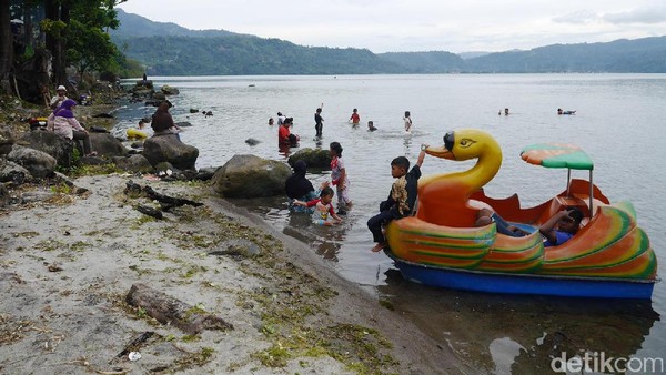 Di danau ini traveler juga bakalan serasa seperti di pantai. Anak-anak hingga orang dewasa pun bisa asyik berenang di sini, tapi sebaiknya memang jangan terlalu jauh dari tepian karena danau semakin dalam (Kurnia/detikTravel) Di danau ini traveler juga bakalan serasa seperti di pantai. Anak-anak hingga orang dewasa pun bisa asyik berenang di sini, tapi sebaiknya memang jangan terlalu jauh dari tepian karena danau semakin dalam (Kurnia/detikTravel)