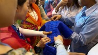 Terlihat turis dari Cina melihat kulit buaya yang siap diolah menjadi tas dan pakaian (Athit Perawongmetha/ Reuters)