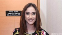 Dimulai dulu dari Amel Alvi. Netizen yang ingat kasusnya dengan Robby Abbas pun nyinyir melihat foto Amel yang baru ini. Foto: Noel