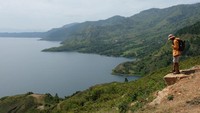Kita mulai dari sebelah barat Indonesia. Inilah Danau Toba di Sumatera Utara, salah satu danau Vulkanik terbesar di dunia. Panjangnya 100 kilometer dengan lebar 30 kilometer (I Gede Leo Agustina/ dTraveler)