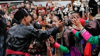 Pemenang adalah yang bisa membawa dan memutuskan kepala si ayam atau bebek. Bagi yang berhasil, dialah yang berhak menikah dengan pengatin (Tyrone Siu/ Reuters)
