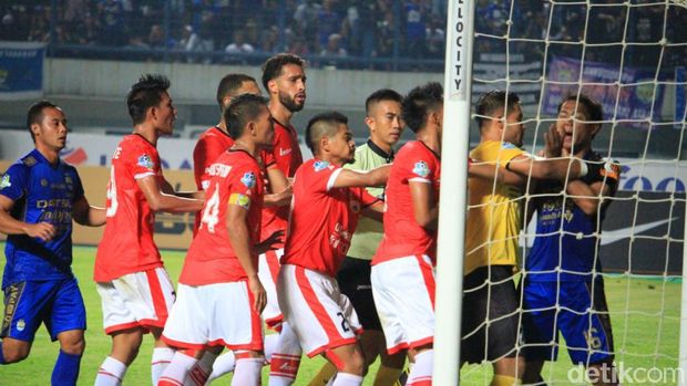 Sempat terjadi kericuhan antarpemain dalam laga Persib Bandung dengan Persija di Stadion GBLA, Bandung, Sabtu (22/7/2017).  