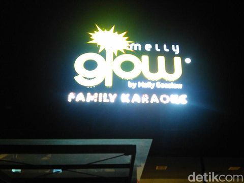 Karaoke Melly Glow juga ditertibkan/