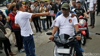 Para pelaku yang diperankan oleh petugas memperagakan saat kabur usai menembak korban.