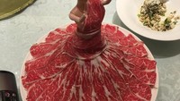 Wah, barbie ini dipakaikan baju super lezat. Terdiri dari irisan daging tipis yang menggoda selera. (Foto: Istimewa)