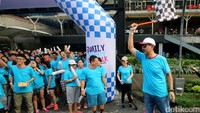 Presiden Director Panin Dai-ichi Life Fadjar Gunawan melepas ribuan peserta Family Charity Fun Walk yang diselenggarakan dalam rangka hari jadi Panin Dai-ichi Life ke-43 di Jakarta, Minggu (23/7/2017). 