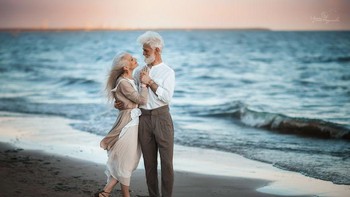 Irina Nedyalkova, seorang fotografer asal Rusia, mengabadikan pasangan lansia melalui jepretan yang indah dan penuh cerita. Foto: Irina Nedyalkova via Bored Panda