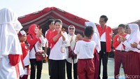 Ibu Negara Iriana Jokowi juga ikut bermain ular tangga. Seru banget, deh!  (Foto: Foto: Laily Rachev - Biro Pers Setpres)