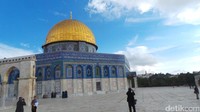 Di kompleks tersebut, terdapat Dome of The Rock, yang diyakini sebagai tempat pijakan Nabi Muhammad dalam perjalanan Isra Miraj (Erwin Dariyanto/detikTravel)