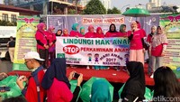 Ketua Umum Fatayat NU Anggia Ermarini, didampingi Komisioner KPAI Terpilih Ai Matyati Solihah bersama anggota Fatayat NU lainnya menggelar aksi memperingati Hari Anak Nasional di area Car Free Day di Jakarta, Minggu (23/7). 