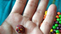 Permen warna-warni, Skittles umumnya hanya menyertakan satu warna saja per satu butir. Tapi seorang wanita menemukan butiran Skittles dengan aneka campuran warna. (Foto: Bored Panda)