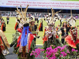 Aksi Negara-negara Sahabat Meriahkan Erau Adat Kutai 2017