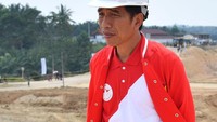 Jokowi pakai jaket The Flash saat meninjau pembangunan tol (Foto: Laily Rachev/Biro Pers Setpres)
