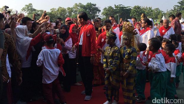 Anak-anak menyalami Jokowi.