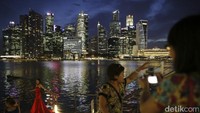 Bentang Kota Singapura saat malam hari. Singapura menjadi kota termahal sejagat. Tak dirinci alasannya. (Foto: REUTERS/Edgar Su)  